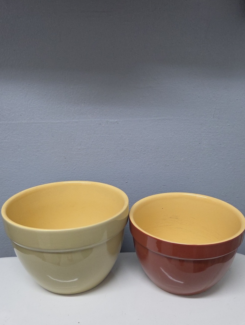 Set of Two Ceramic Mixing Bowls in Yellow and Terracotta